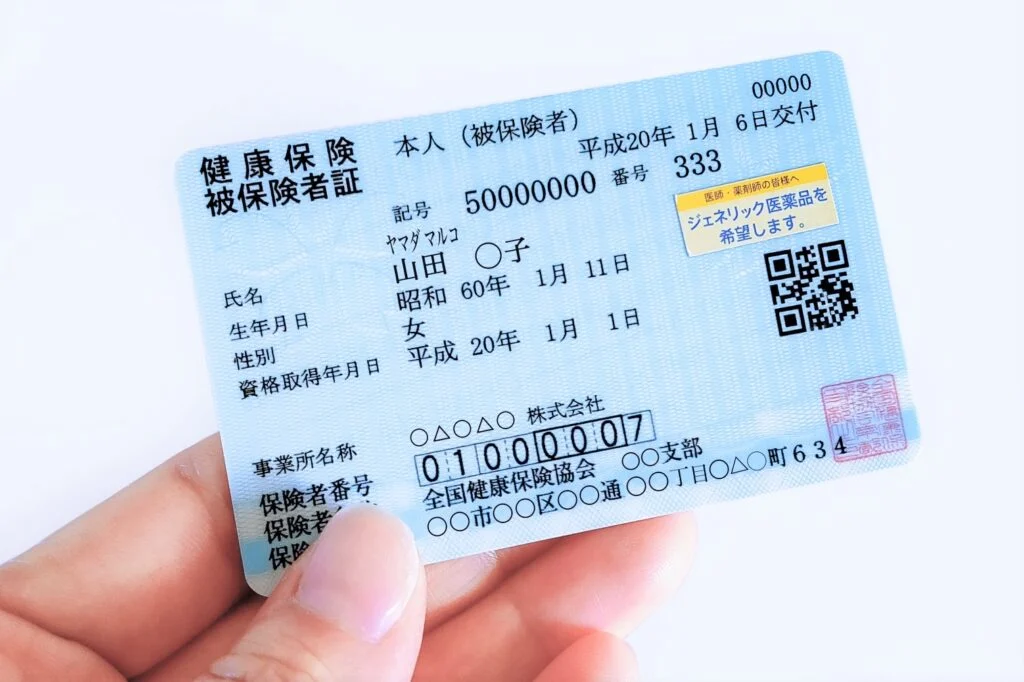 仕事に行くために電車を利用する外国人労働者